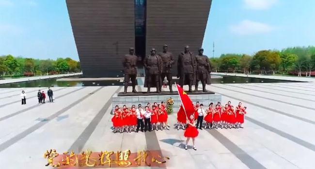 叶国富获选中国经济新闻人物(2023-2024) 李光斗现场送礼物“求合作”